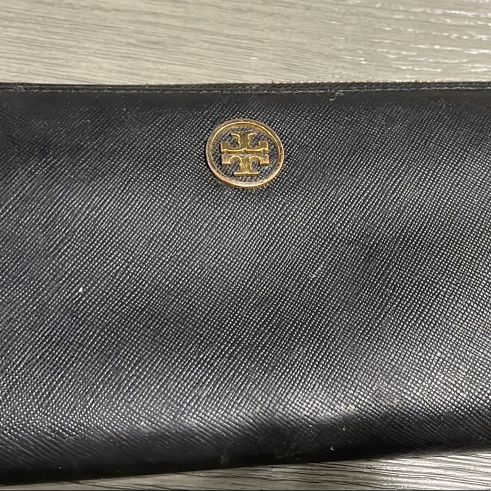 Great condition Tory Burch wallet with 8 card slots